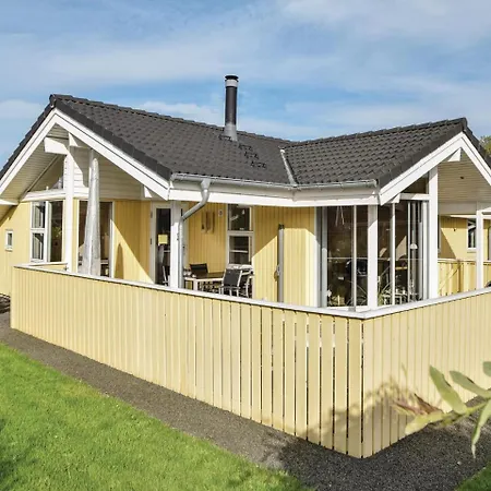Holiday home Three-bedroom Holiday In Juelsminde