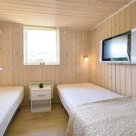 Holiday home Three-bedroom Holiday In Juelsminde